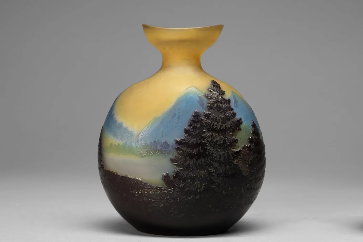 Vase Gallé en verre multicouche gravé à l'acide d'un paysage lacustre aux sapins